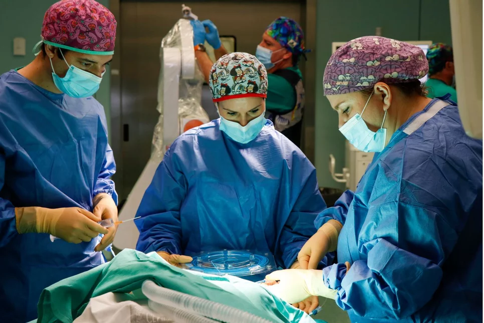 El equipo del Hospital La Fe, en un momento de la intervención de la epilepsia por láser. Foto: LA FE VALENCIA. 
