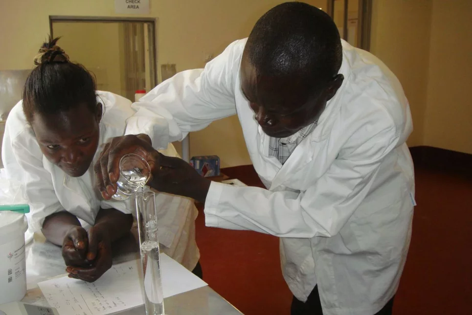Sanitarios del Hospital de Saint Joseph, de Kitgum, en Uganda, donde realiza su proyecto la Fundación El Alto. Foto: FUNDACIÓN EL ALTO.