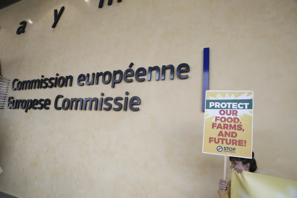 Protestas ante la sede de la Comisión Europea por autorizar el uso de pesticidas. Foto: SHUTTERSOTCK.