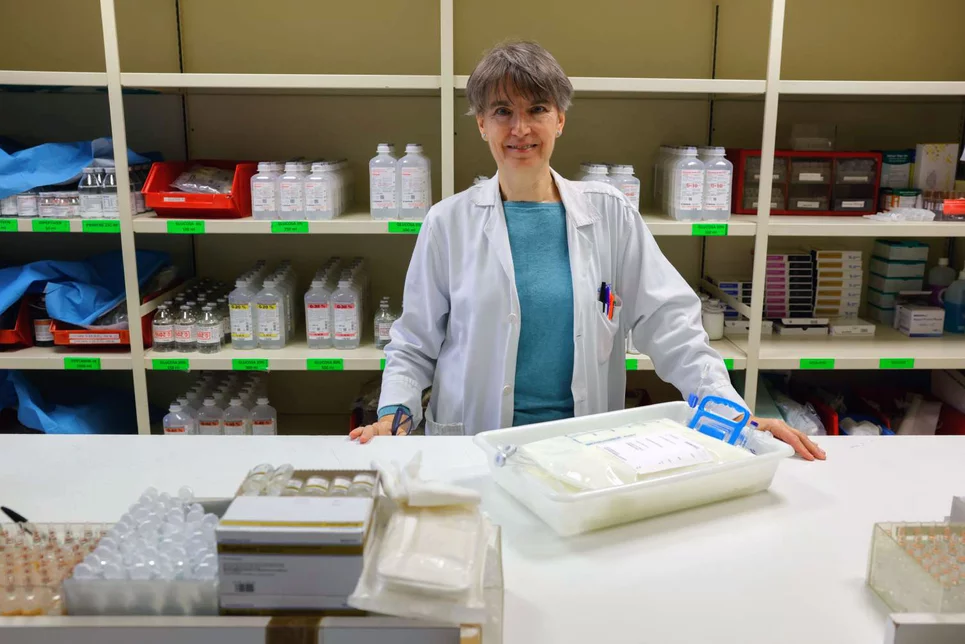 Pilar Gomis, del Servicio de Farmacia del Hospital 12 de Octubre, de Madrid, en el área donde se prepara la nutrición parenteral. Foto: ANTONIO HEREDIA.