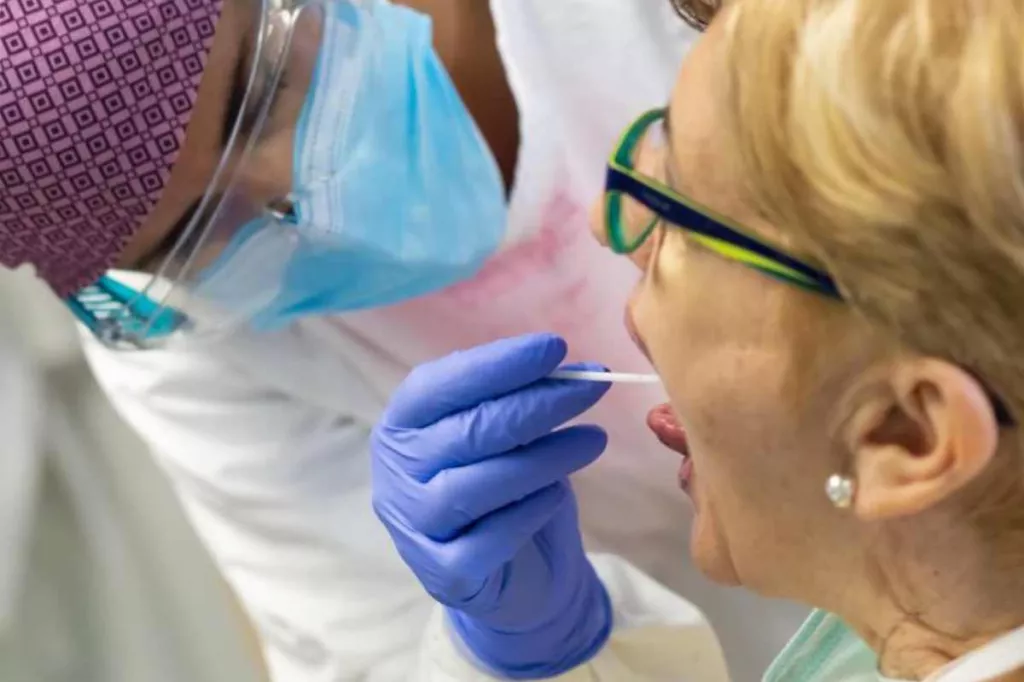 Extracción de muestra para prueba PCR de Covid-19