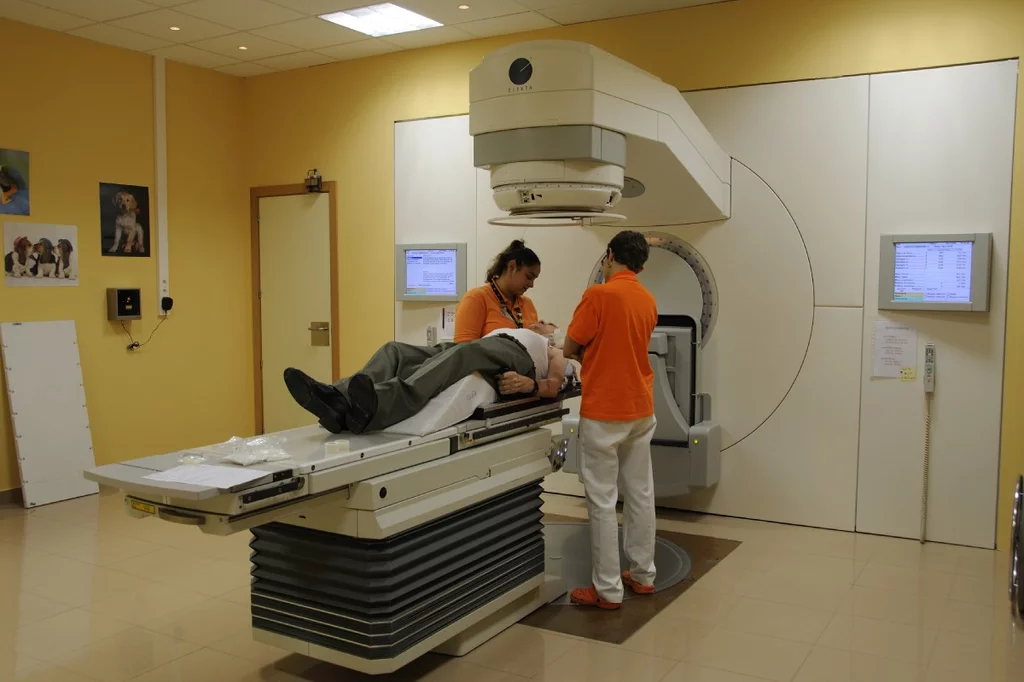 En los servicios de medicina nuclear, de radioterapia y de radiodiagnÃ³stico interviene personal sanitario de enfermerÃa.