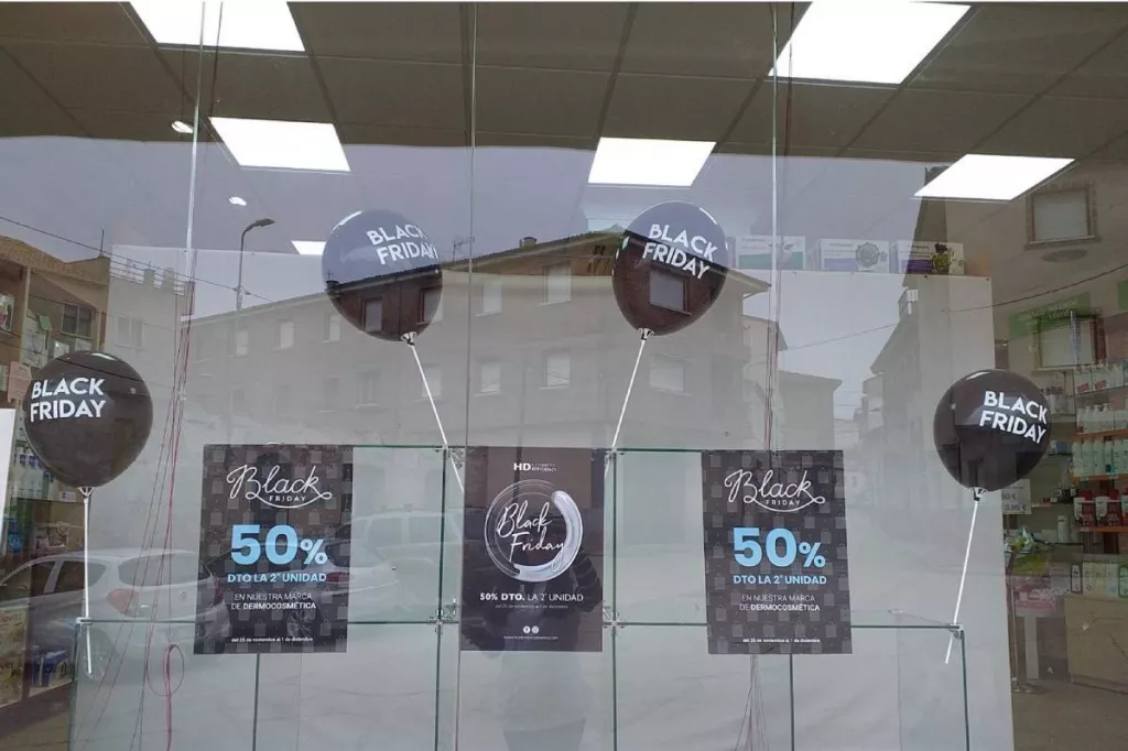 Una farmacia con una campaña de Black Friday.