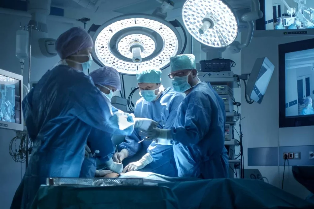 La Audiencia provincial de Asturias ha condenado a la aseguradora del Sespa al pago de una indemnizaciÃ³n de 236.000 euros a la familia de un paciente que muriÃ³ desangrado en quirÃ³fano.
