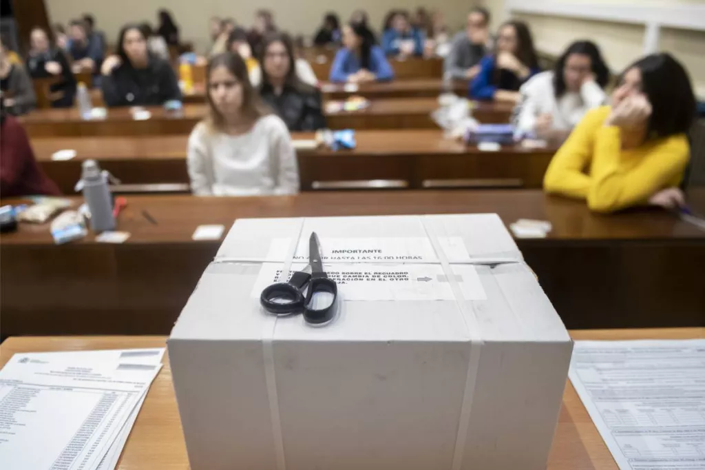 El paquete con los cuestionarios del examen FIR 2020. Foto: JOSÉ LUIS PINDADO.