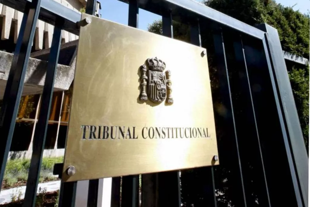 Puerta de entrada al Tribunal Constitucional. 