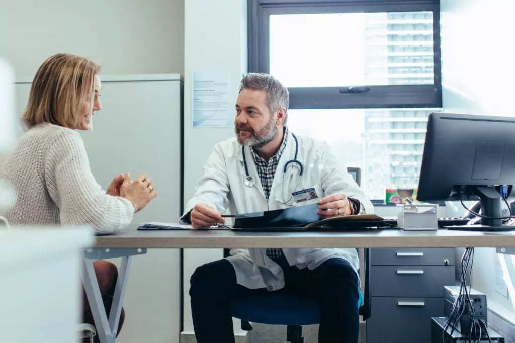 Un médico pasa consulta con su paciente.