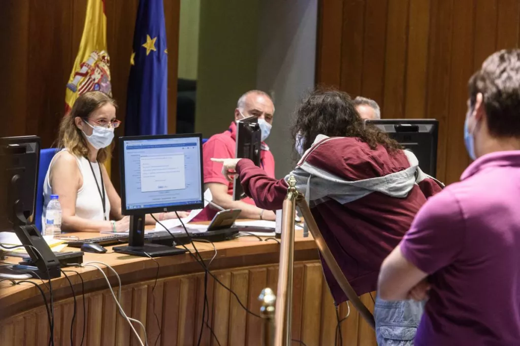 Uno de los candidatos de la elección MIR 2020 mirando las vacantes disponibles (Foto: Luis Camacho)