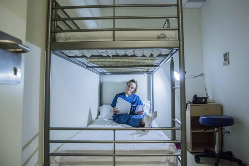 Enfermera del Centro de Urgencias de Atención Primaria (CUAP) del CASAP de Castelldefels descansa durante la guardia del fin de semana (FOTO: Ariadna Creus i Àngel García / Banc de Imatges Infermeres) 