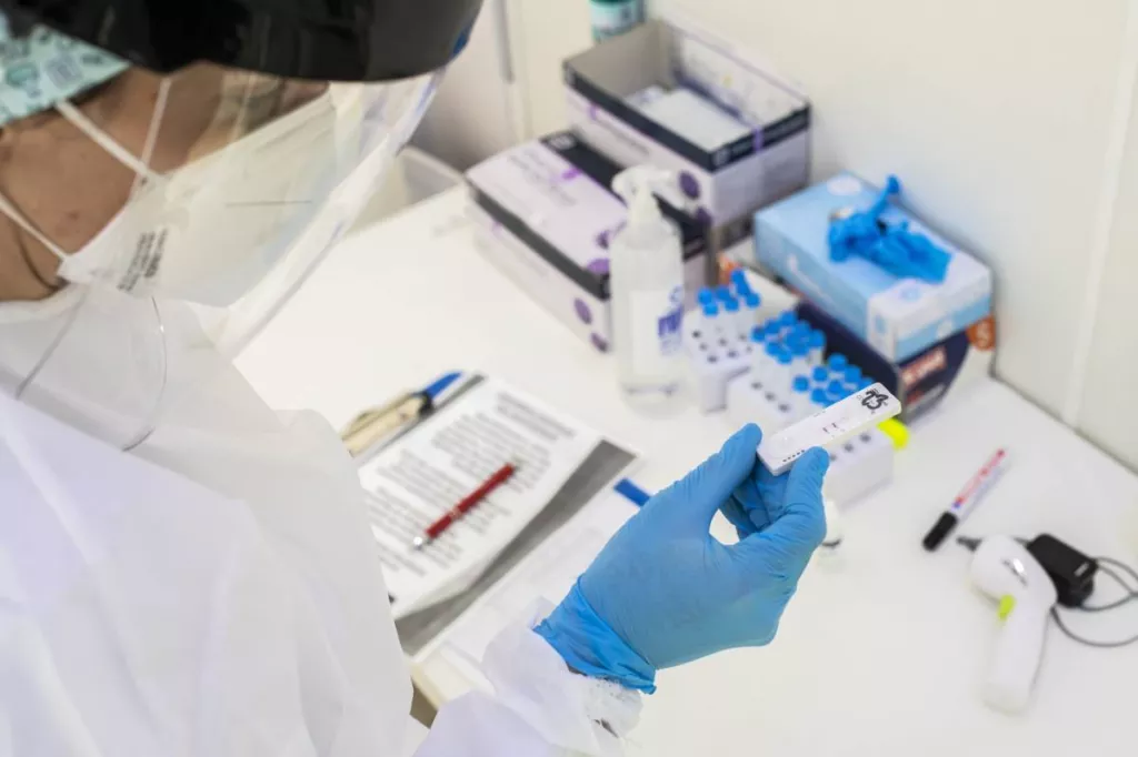 Realización de pruebas rápidas de coronavirus en la farmacia de Navidad Sánchez Marcos. Foto: MAURICIO SKRICKY.
