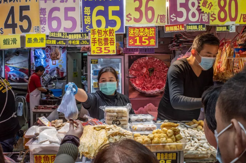 Reapertura del mercado de Wuhan donde inicialmente se pensó que estaba el origen del coronavirus SARS-CoV-2. 