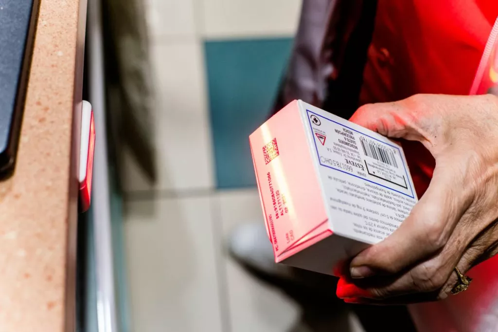 Escaneo de un medicamento en la farmacia Arapiles, de Madrid. Foto: Mauricio Skrycky.