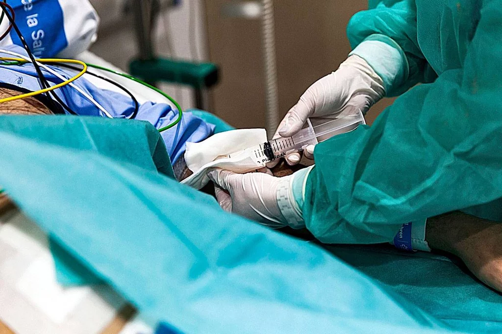 Infusión de las células CAR-T en el Hospital Vall d'Hebron.