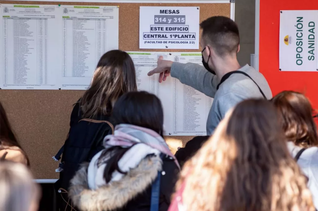 Aspirantes del EIR 2022 comprobando en los listados en qué aula deben examinarse. Foto: JOSÉ LUIS PINDADO