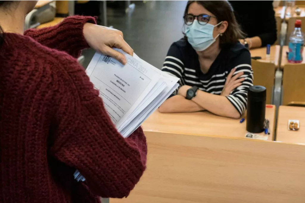 Una instantánea del reparto del examen MIR 2022 en la Facultad de Informática de la Universidad Complutense de Madrid (Foto: Luis Camacho)