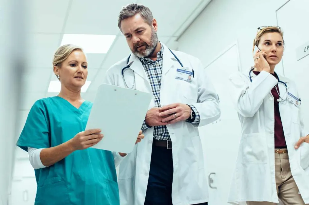 ¿Qué modelo de sandiad queremos? ¿Cuántos profesionales de la salud son necesarios para lograrlo?
