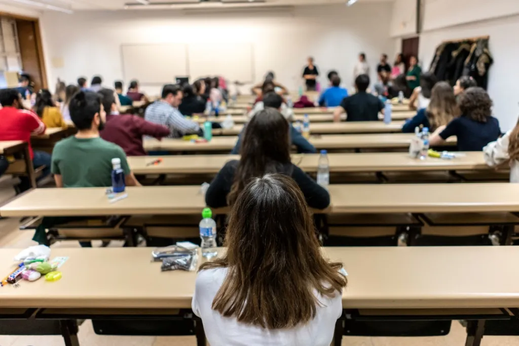 Un grupo de graduados en Medicina espera en el aula el inicio del examen MIR de la convocatoria 2020-2021. Foto: OLMO CALVO