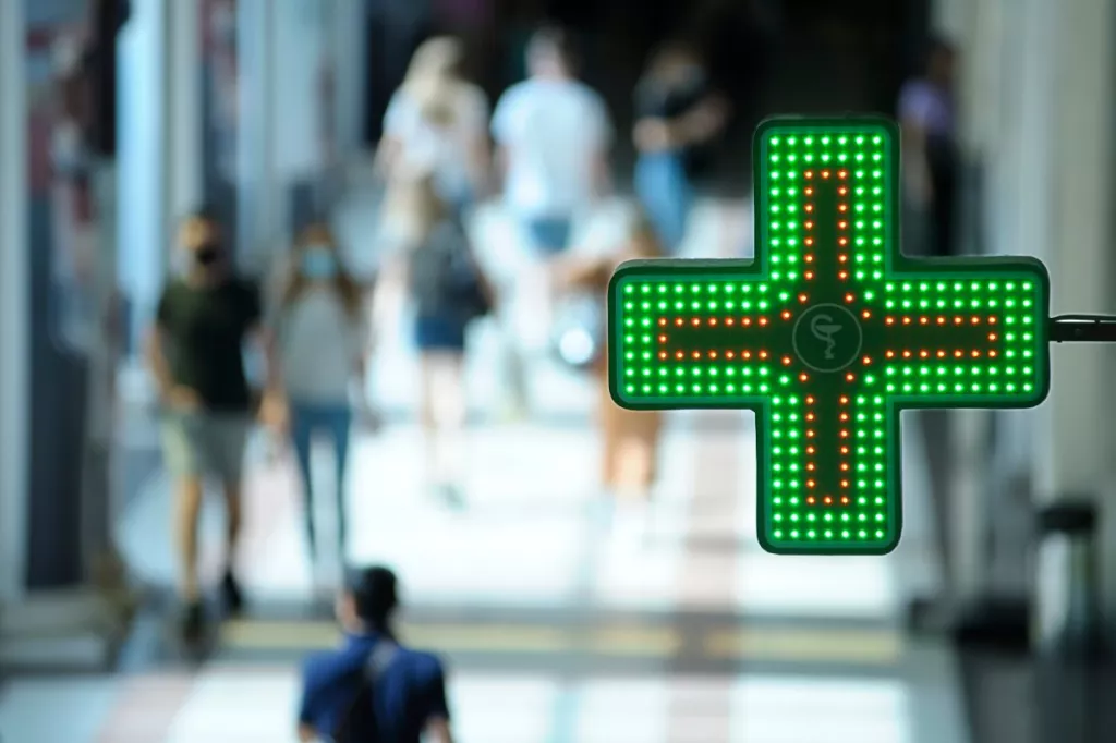 Cruz verde de una oficina de farmacia.