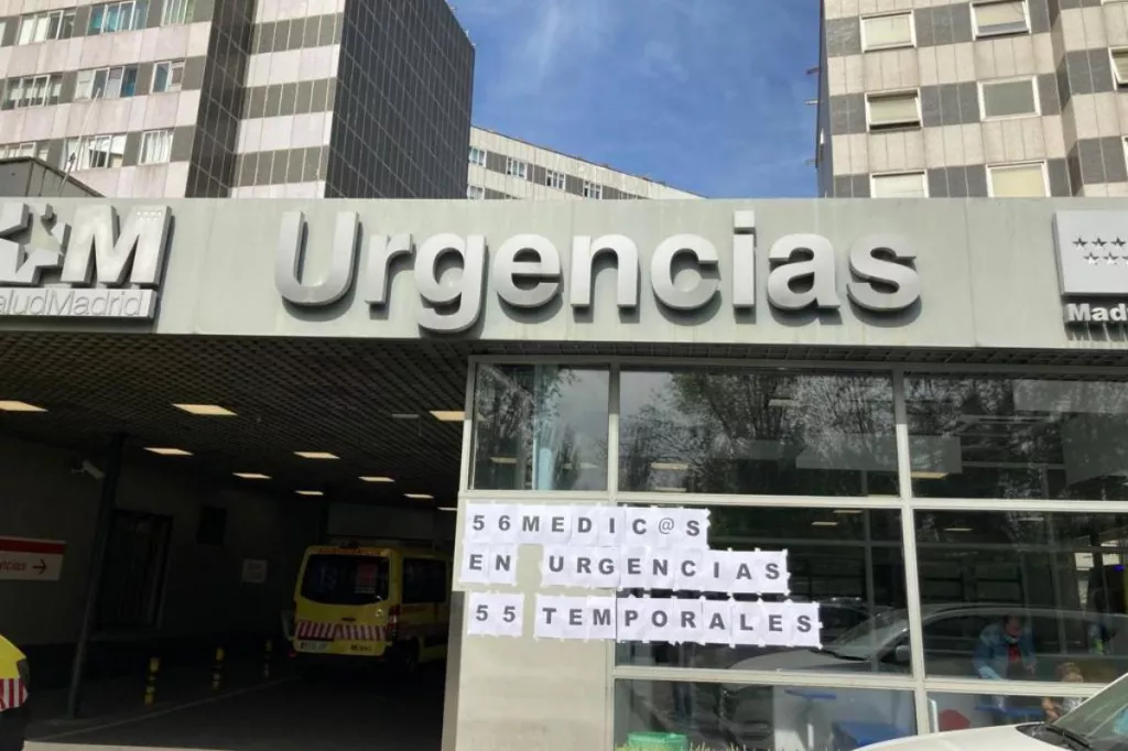 Unos carteles denunciando la temporalidad en un servicio de Urgencias de Madrid. Foto: AMYTS