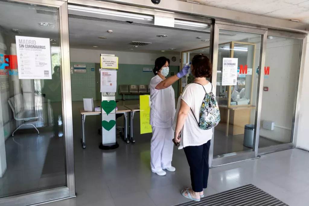 Una profesional toma la temperatura a una paciente antes de pasar al centro de salud, en una imagen de archivo. Foto: ALBERTO DI LOLLI