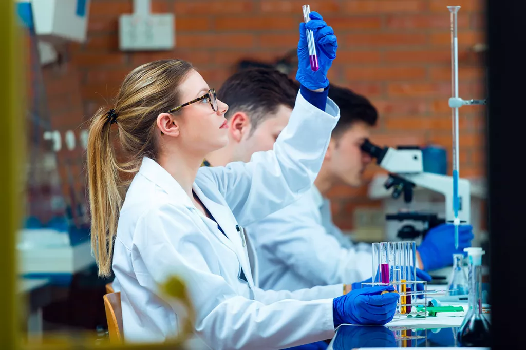 Las cientficas, especialmente las que están al inicio de su carrera, tienen más problemas para conseguir que se les reconozca su aportación en los trabajos cientficos