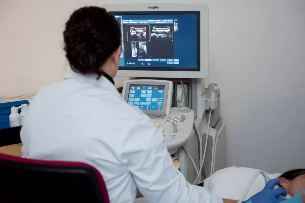 Estudios, como el PESA, han demostrado la importancia de explicar al paciente qué es la placa de aterosclerosis utilizando la ecografa. Foto: JOSÉ LUIS PINDADO.