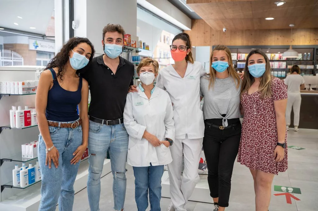 Victoria Valentina Ubeto (estudiante de Fisioterapia), Francisco Ferrer (coordinador del Servicio de Fisioterapia Cardiorrespiratoria de la Universidad CEU), María Jesus Guillem y Sandra Martin (farmacéuticas adjuntas de Farmacia Palau) y Virginia Gastaldello y Alba Martínez (estudiantes de Fisioterapia).