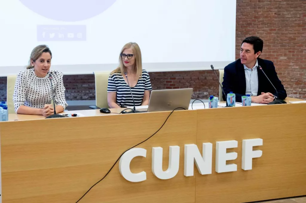Blanca de Eugenio, Gema Suárez (Correo Farmacéutico) y Manuel Martnez del Peral, en la jornada sobre la ley de farmacia de Madrid organizada por Orbaneja Abogados. Foto: JOSÉ LUIS PINDADO.