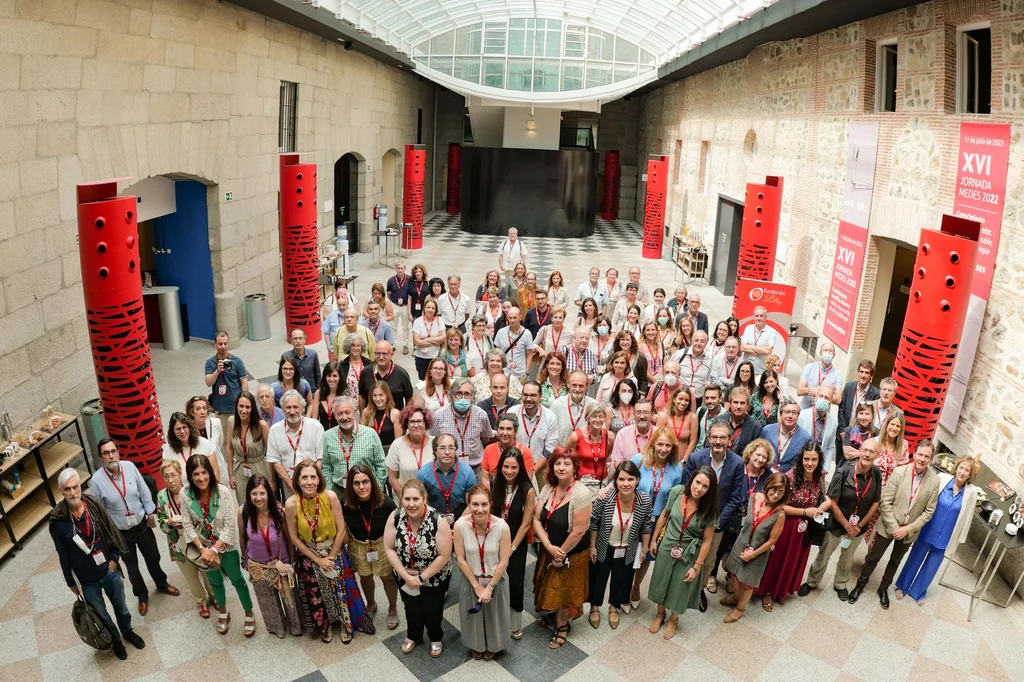 Foto de grupo de los asistentes a la XVI Jornada MEDES (Medicina en Español), en el vestíbulo del Eurofórum Palacio de los Infantes.