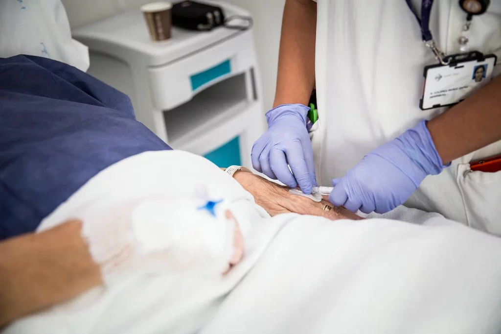 Una enfermera administra medicación por va venosa a una persona. Foto: ARIADNA CREUS y ÀNGEL GARCÍA (BANC IMATGES INFERMERES)