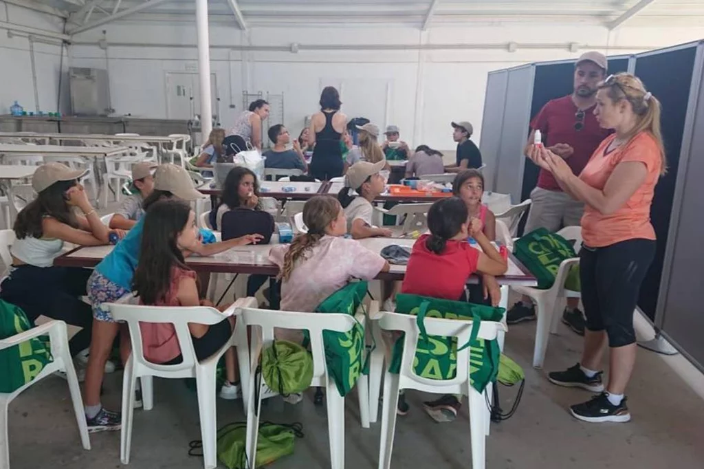La enfermera Mihaela Carmen Ifrim imparte un taller sobre inhaladores en el campamento para niÃ±os con asma y alergias alimentarias, que este aÃ±o ha tenido lugar en Escalona (Toledo).