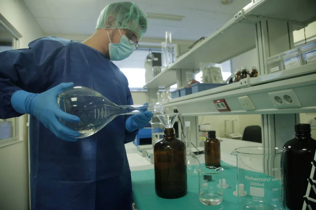 ElaboraciÃ³n de metadona en el Hospital Infanta Leonor (Madrid). Foto: JAVIER BARBANCHO