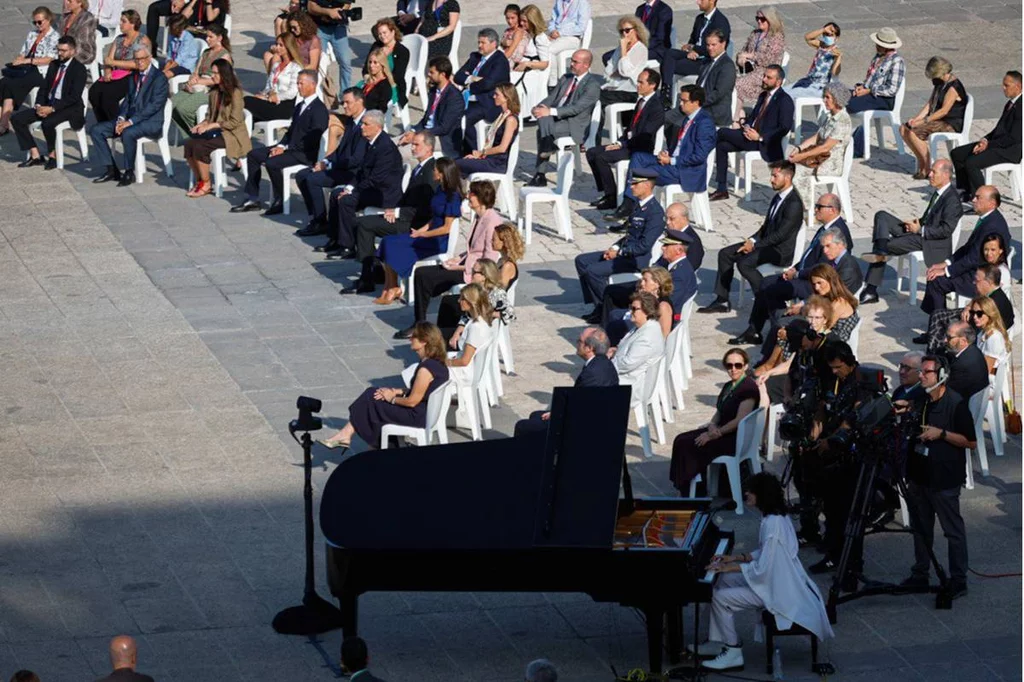 Un momento del homenaje que las máximas autoridades del Estado han rendido hoy a las v�ctimas de la covid y al personal sanitario, en la Plaza de la Armer�a del Palacio Real de Madrid. Foto: CONGRESO.