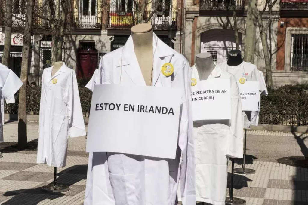 'Performance' en una calle de Madrid, organizada por el sindicato Amyts para denunciar el déficit de médicos de primaria durante la huelga de marzo de 202. Foto: LUIS CAMACHO