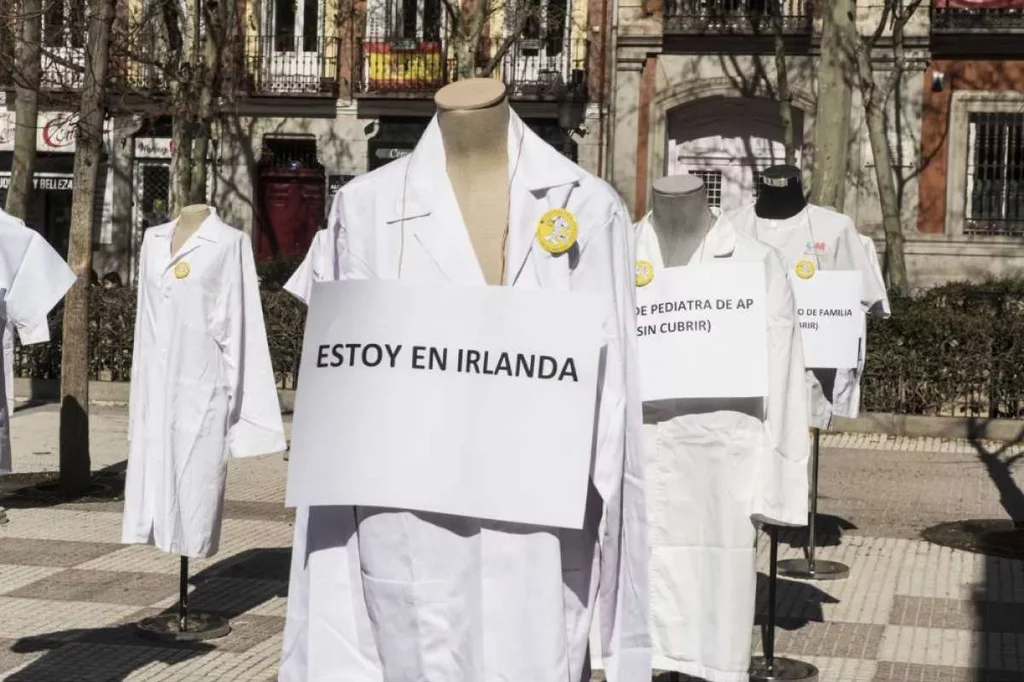 'Performance' en una calle de Madrid, organizada por el sindicato Amyts para denunciar el dÃ©ficit de mÃ©dicos de primaria durante la huelga de marzo de 202. Foto: LUIS CAMACHO