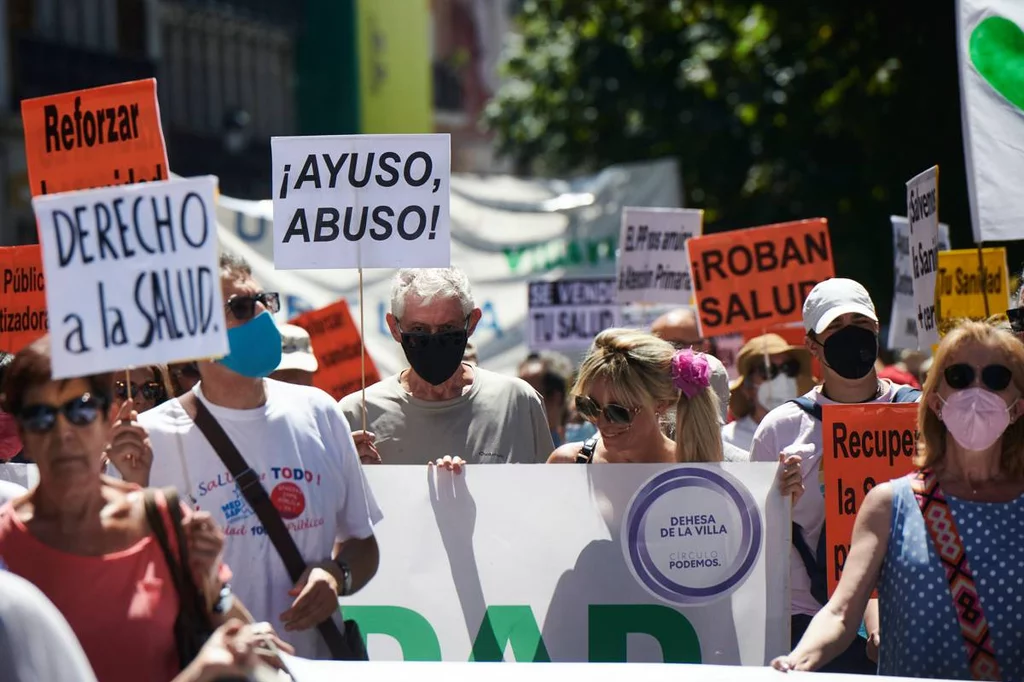 Manifestantes convocados por la plataforma Marea Blanca, recorriendo este domingo las calles de Madrid. Foto: EFE/Luca Piergiovanni