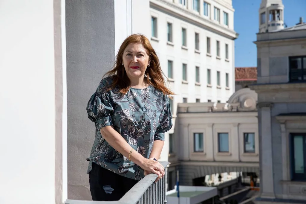 Mara Isabel Moya, vicepresidenta primera de la OMC hasta 2025, posa en uno de los balcones de la sede de la corporación, frente al Congreso de los Diputados. Foto y vdeo: SERGIO GONZÁLEZ VALERO.