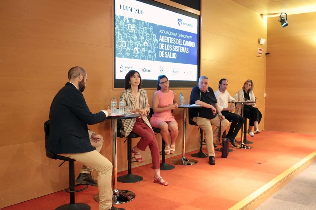 Manuel F. Bustelo, de DM, moderó el debate en el que participaron Mercedes Maderuelo, de FEDE; Elvira Vacas, de la Federación Española de Epilpesia; Mariano Pastor, de Fenaer; Antonio Valdivia, de ACCU, y Eva Pérez, de Fneth. Foto: JOSÉ AYMÁ.