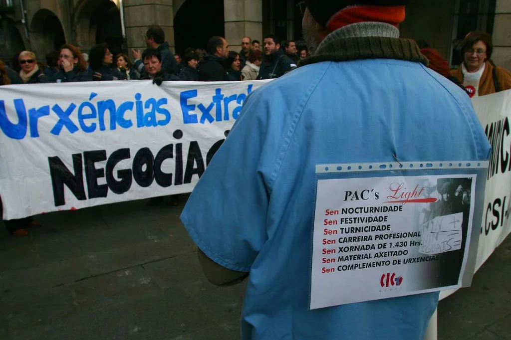 Concentración de protesta de profesionales sanitarios de los puntos de atención continuada de Galicia, en Santiago de Compostela. Foto: ANDRÉS PANARO.
