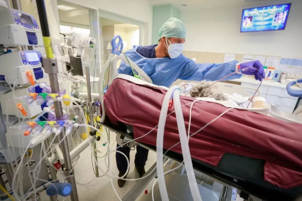 Médico atendiendo a a un paciente con covid-19 en una UCI. Foto: EFE/STEPHANIE LECOCQ