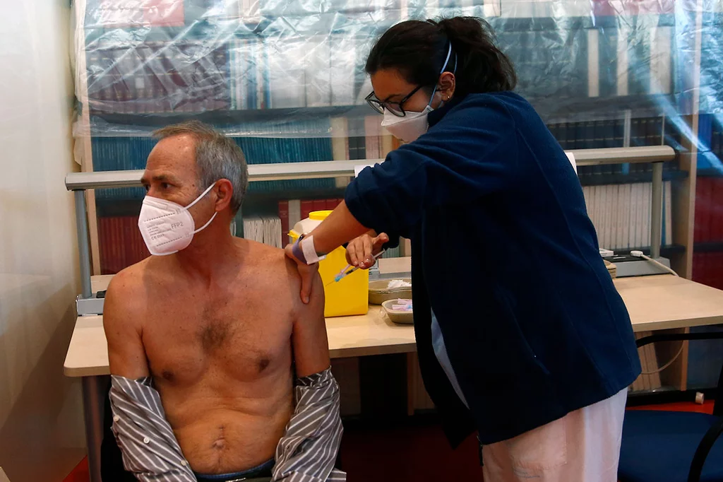 Casi el 55% de nuevos casos notificados desde el pasado martes corresponden a mayores de 60 aÃ±os. Foto: JAVIER BARBANCHO/EL MUNDO.