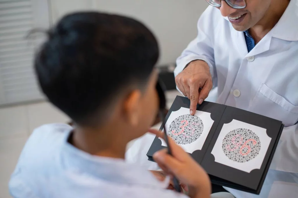 Un niño haciendo una prueba para comprobar si tiene daltonismo. Foto: SHUTTERSTOCK