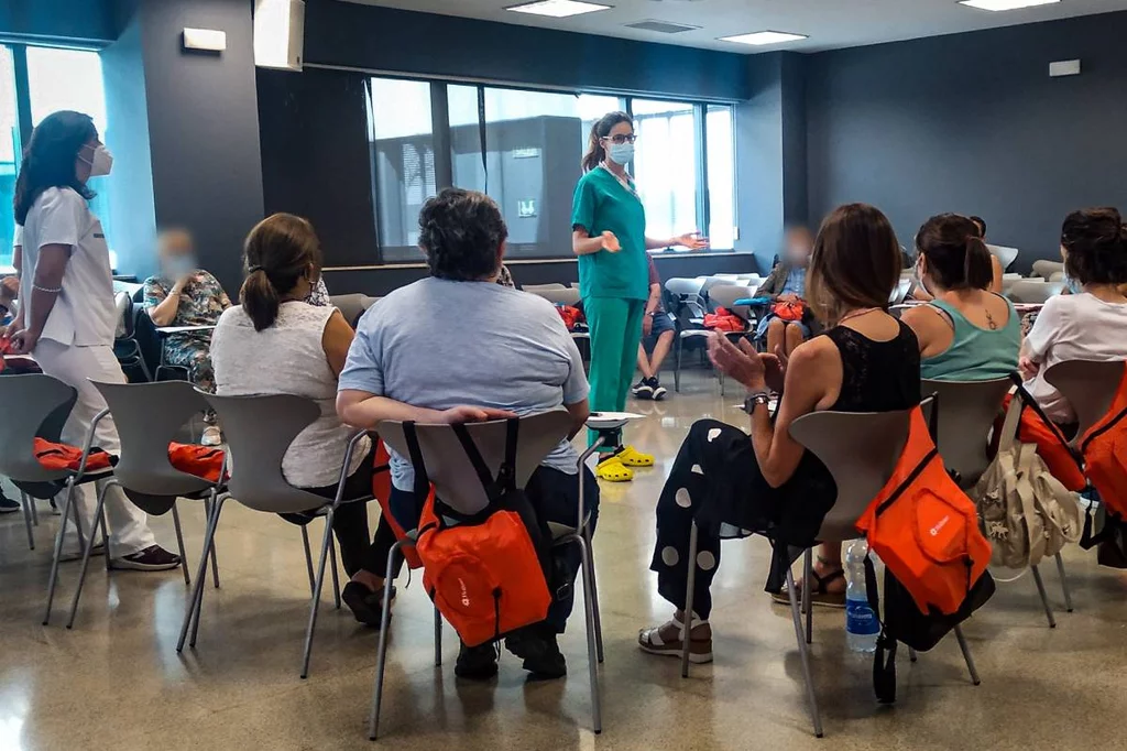 La doctora Blanca Segarra y la enfermera estomaterapeuta Julia Romero durante una sesión de la escuela de pacientes. Foto: HOSPITAL LA FE