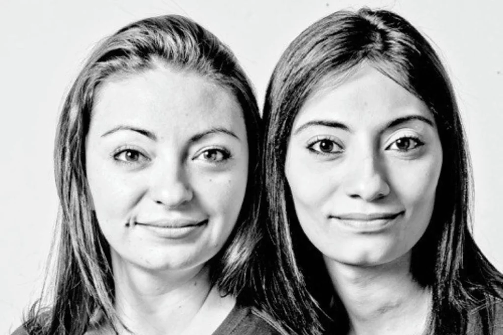 Una de las fotografas del proyecto 'Je ne suis pas un sosie!' ('¡No soy un doble!') de François Brunelle, con parejas que tienen un gran parecido fsico pero ningún parentesco. Foto: FRANÇOIS BRUNELLE 