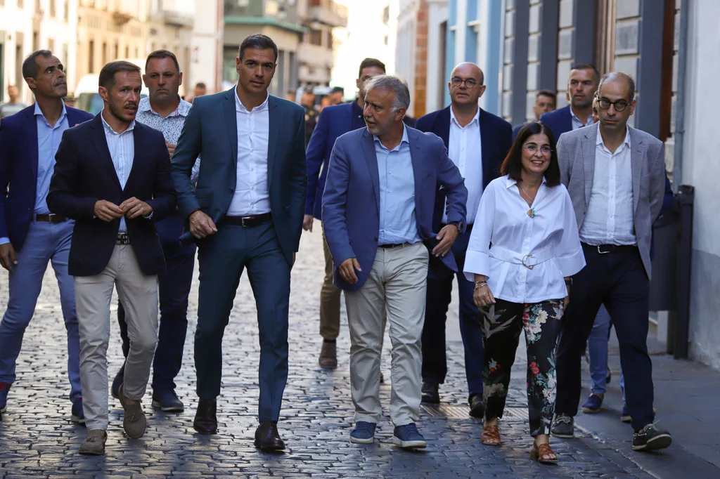 El presidente del Gobierno, Pedro Sánchez, en visita a la isla de La Palma, junto a la ministra de Sanidad, Carolina Darias, el presidente del Cabildo de La Palma, Mariano Hernández Zapata, el presidente de Canarias, Ángel Víctor Torres, el delegado del Gobierno en Canarias, Anselmo Pestana, y el comisionado especial para la reconstrucción de La Palma, Héctor Izquierdo. FOTO: EFE / Luis G Morera