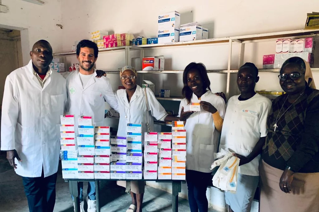 Joaquín Venegas, en la farmacia del Hospital Nossa Senhora, en Angola, junto a Zacarias Munda, Rosalina Nahembi Praia, Sabina Paulino, Anita Kandembo y María Isabel Ngeve.