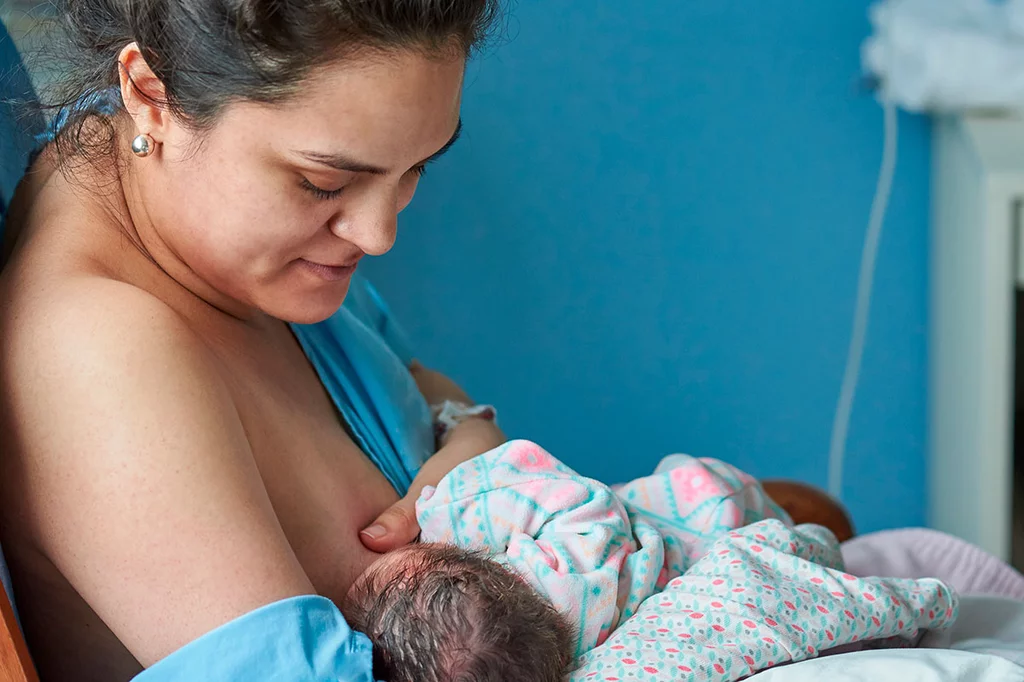 Una madre da de mamar a su hijo.