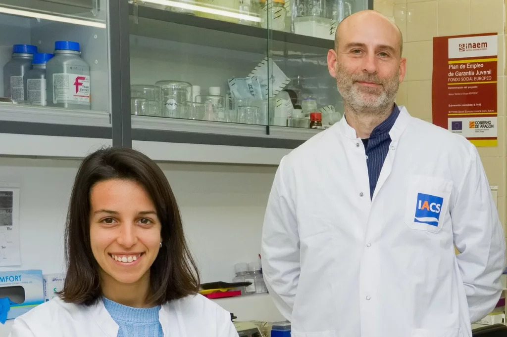 Marta LÃ³pez y JosÃ© Miguel ArbonÃ©s, autores del estudio e investigadores en el CiberOBN.