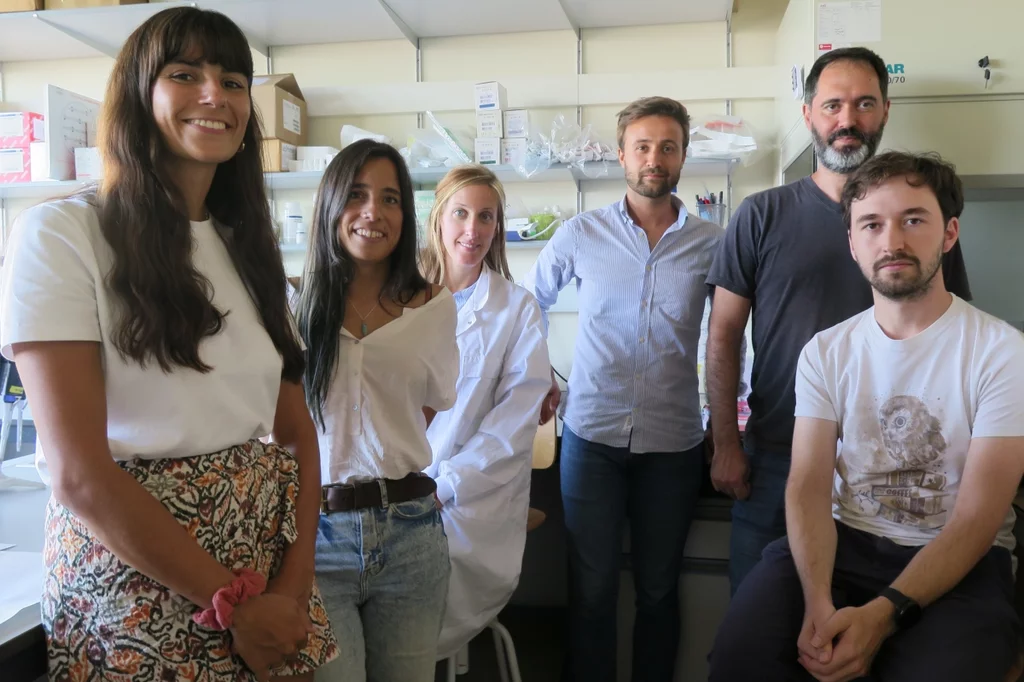 Los investigadores Dido Carrero, Maria Pascual-Torner, Diana Puente, Daniel Maeso, Víctor Quesada y David Roiz, en el laboratorio de la Universidad de Oviedo. Foto: COVADONGA DIAZ.