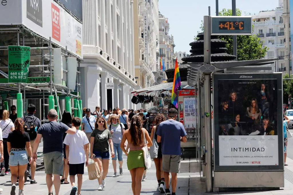 Termómetro en la Gran Vía madrileña durante la ola de calor de junio. Foto: JAVI MARTÍNEZ.